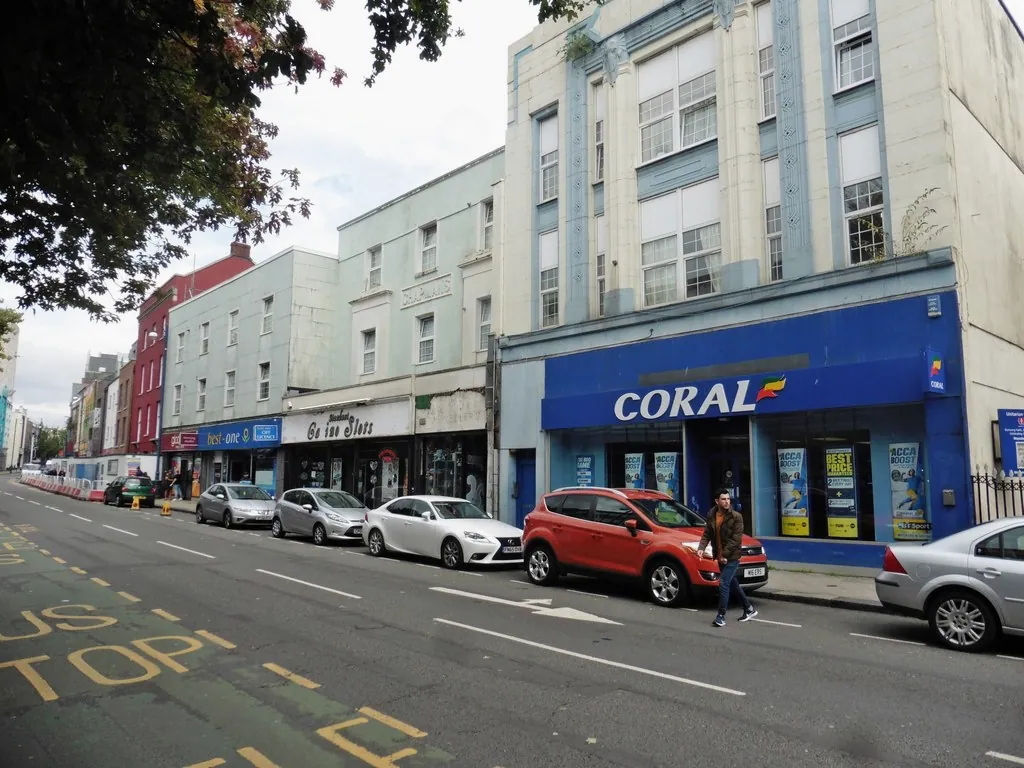 Betting shop on High Street - geograph.org.uk - 5514041