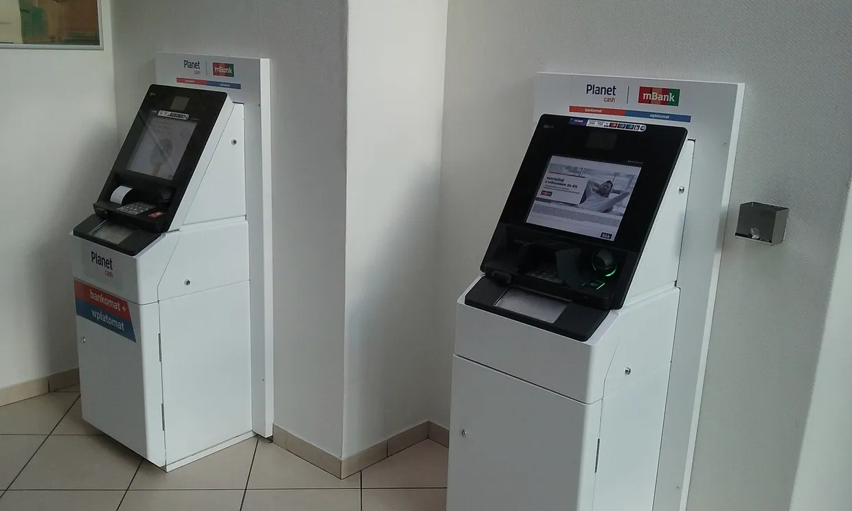 2022.07.06 24–7 ATMs and Planet Cash deposit machines at mBank's branch in Tomaszów Mazowiecki