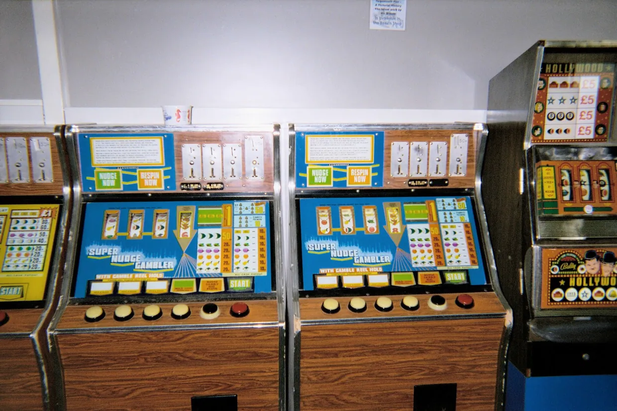 Old fruit machines in Teignmouth 10-08-06